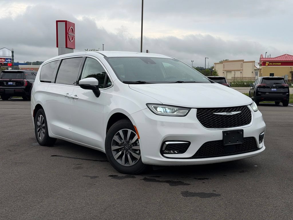 Used 2023 Chrysler Pacifica Touring-L