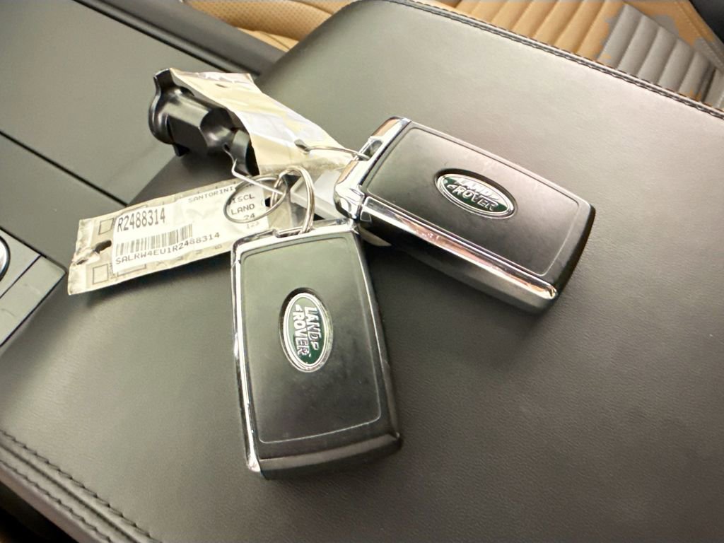 Used 2024 Land Rover Discovery Metropolitan Edition image 17