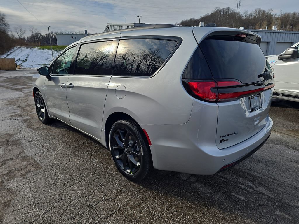 New 2026 Chrysler Pacifica Select w/ S Appearance Package image 6