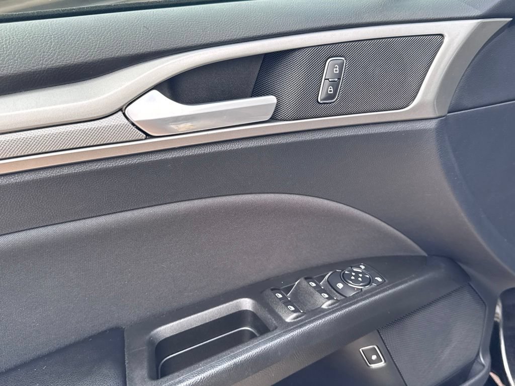 Used 2020 Ford Fusion SE FWD image 9