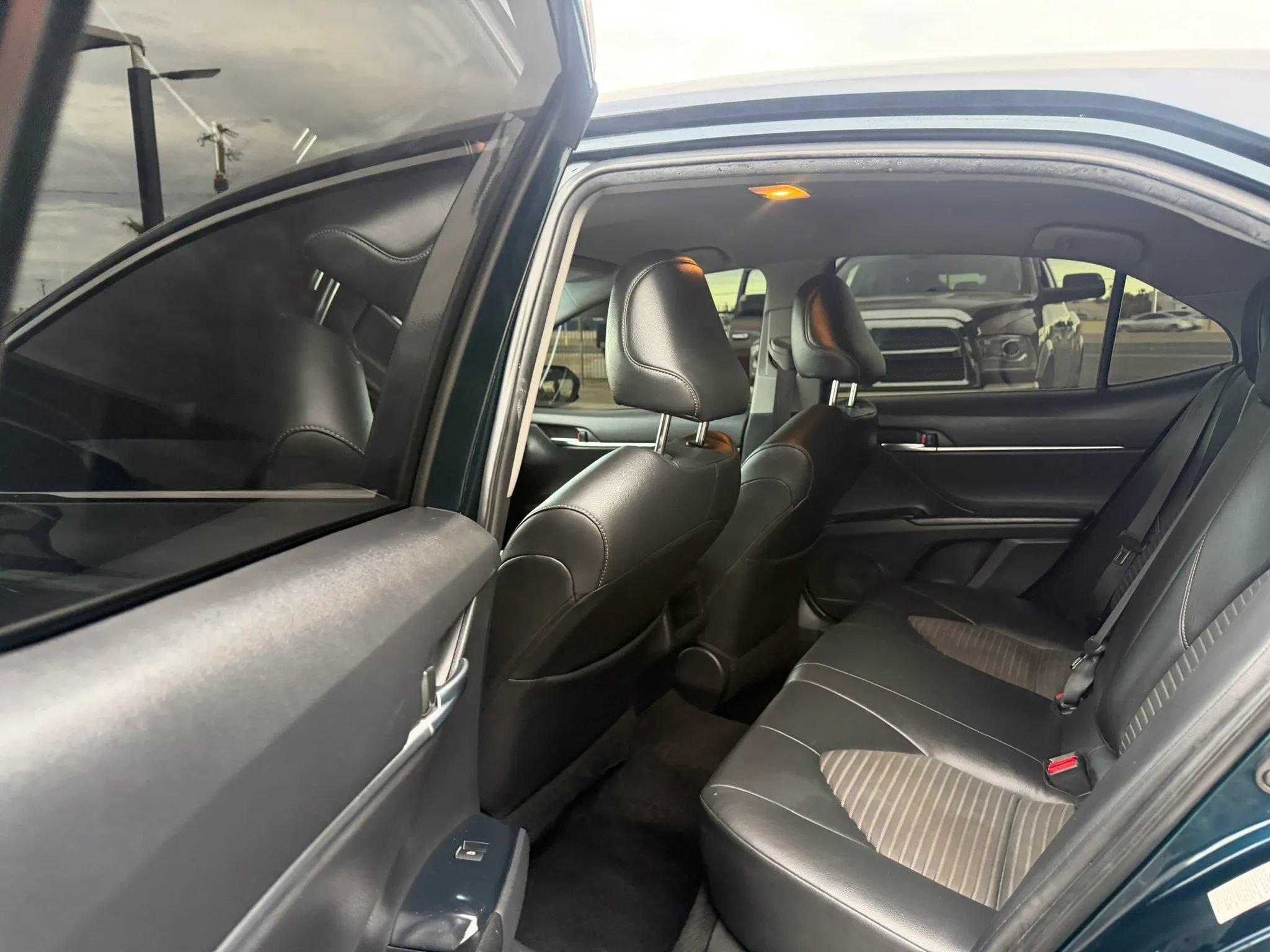 Used 2018 Toyota Camry SE FWD image 23