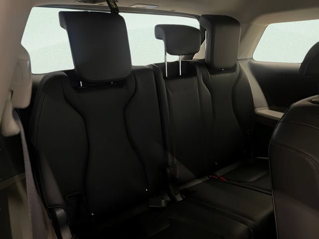 Used 2026 Kia Carnival FWD image 12