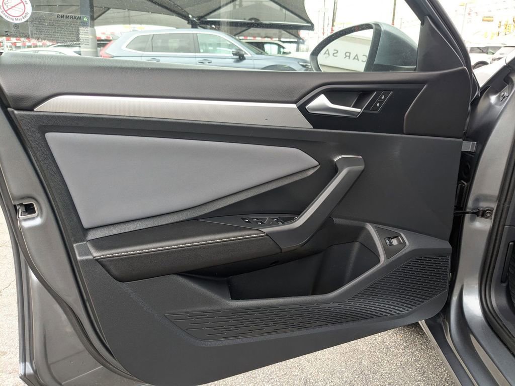 Used 2025 Volkswagen Jetta SE image 15