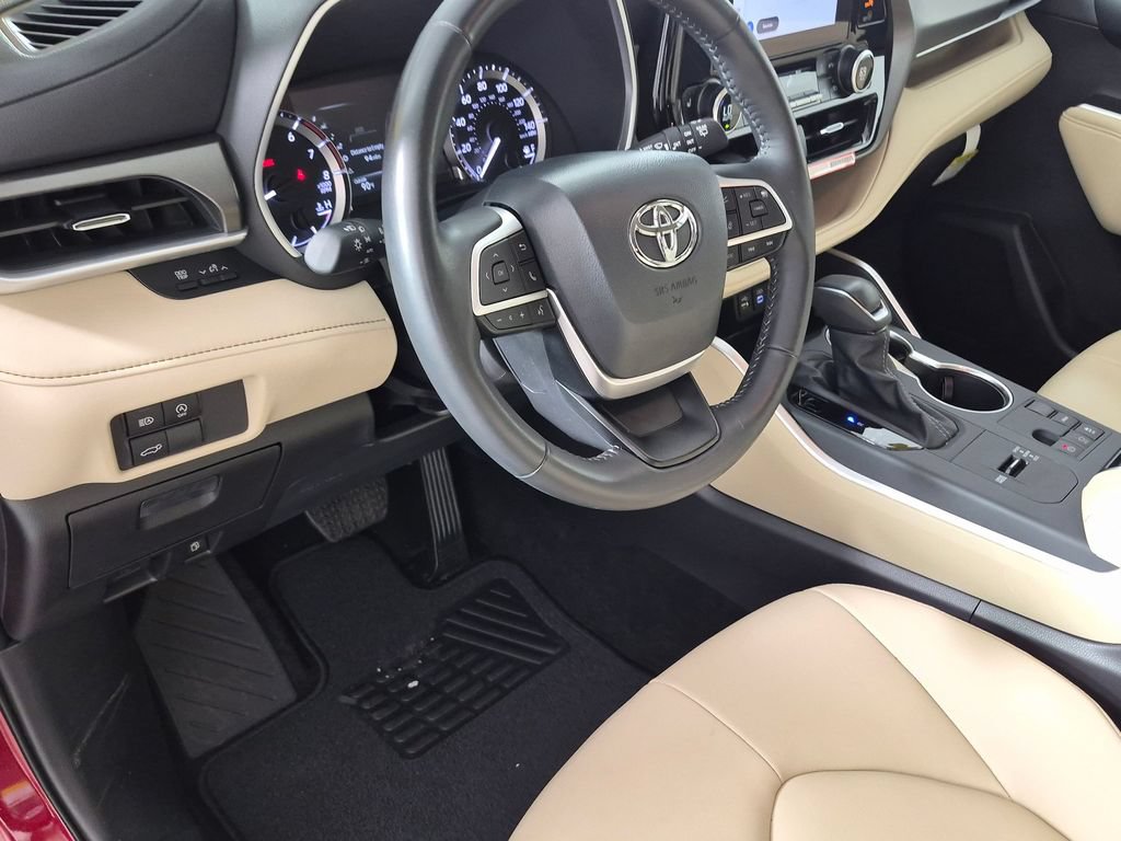 Used 2025 Toyota Highlander XLE FWD image 11