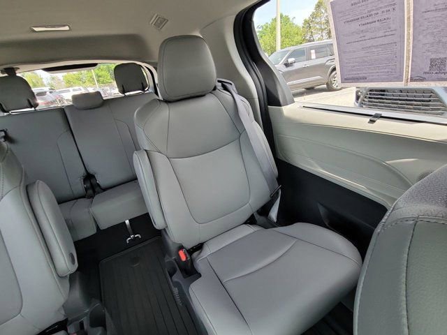 Used 2022 Toyota Sienna XLE FWD image 6