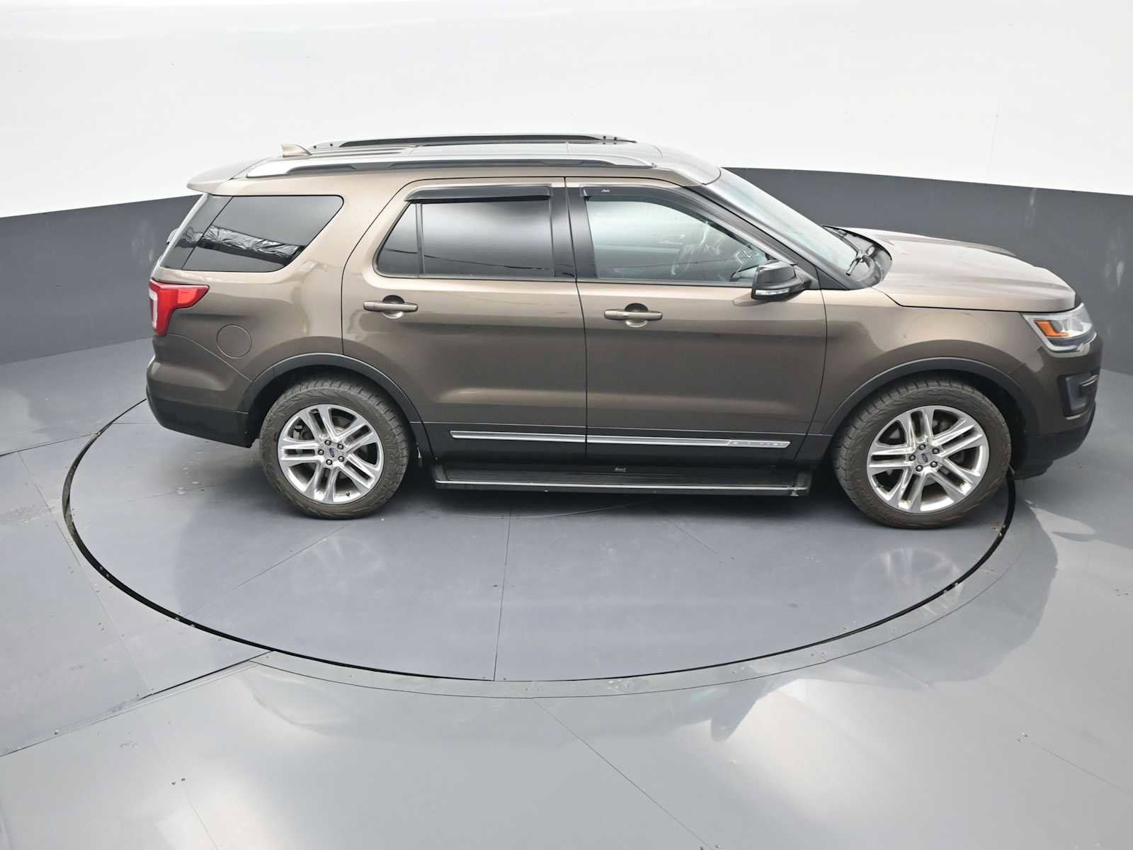 Used 2016 Ford Explorer XLT w/ Equipment Group 202A AWD/4WD image 34