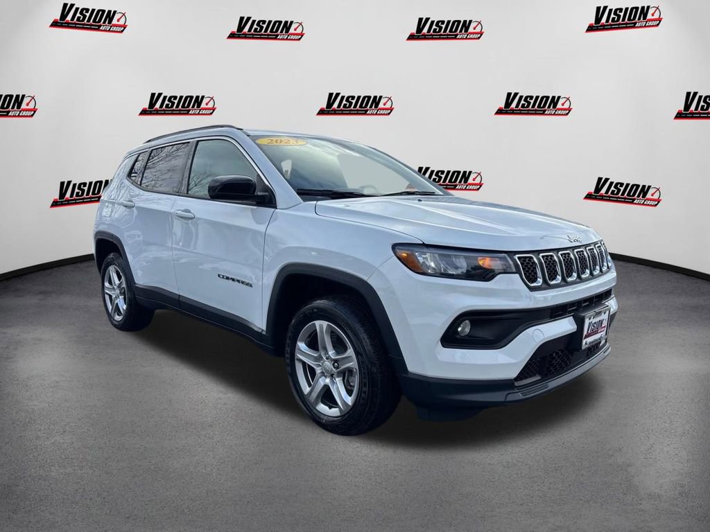 Used 2023 Jeep Compass Latitude image 3