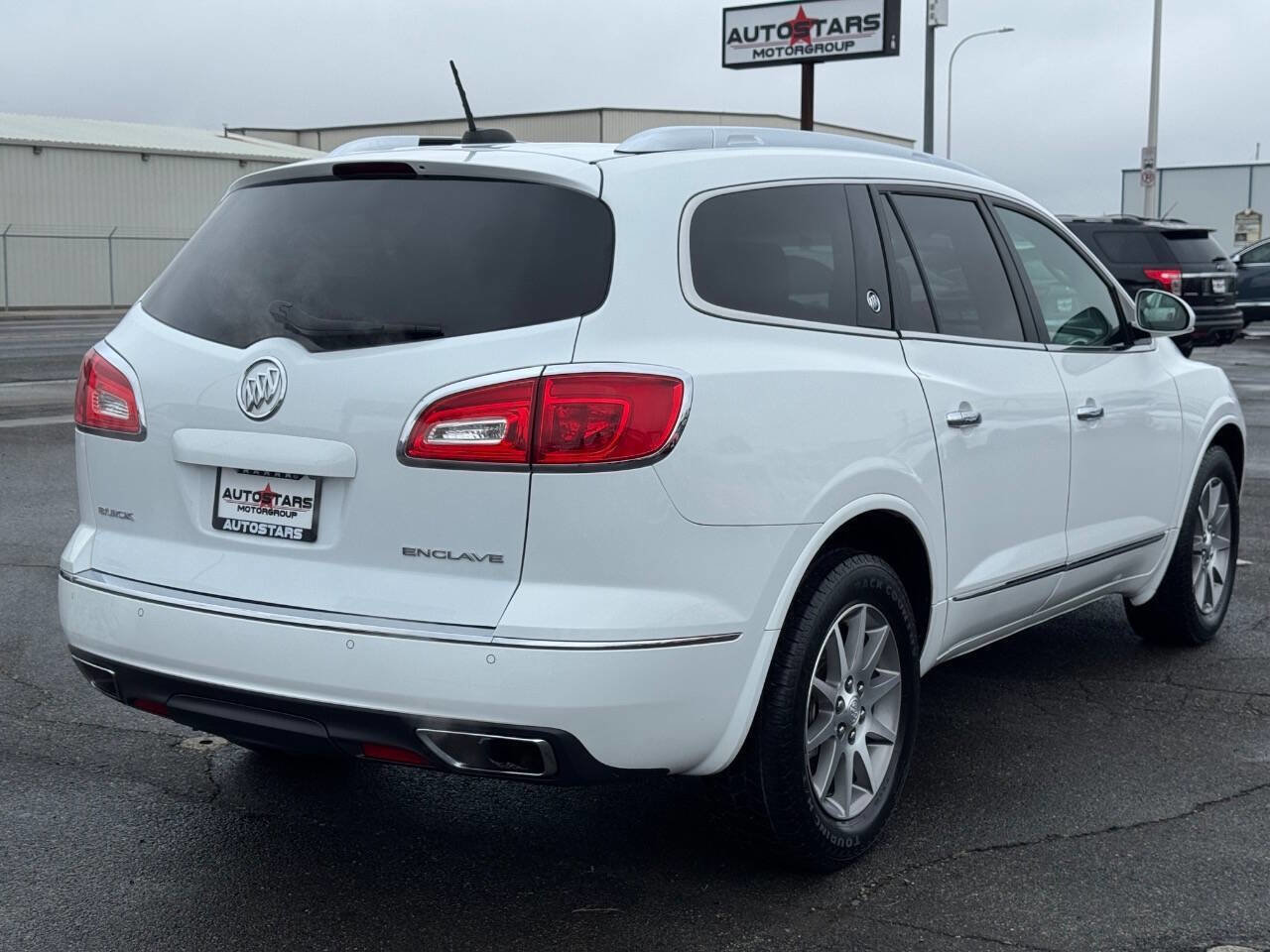 Used 2017 Buick Enclave Leather FWD image 4