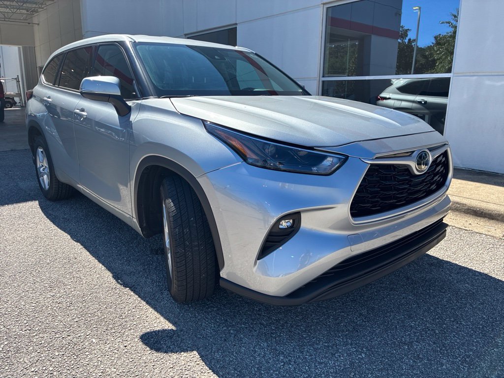 Used 2022 Toyota Highlander LE FWD image 4