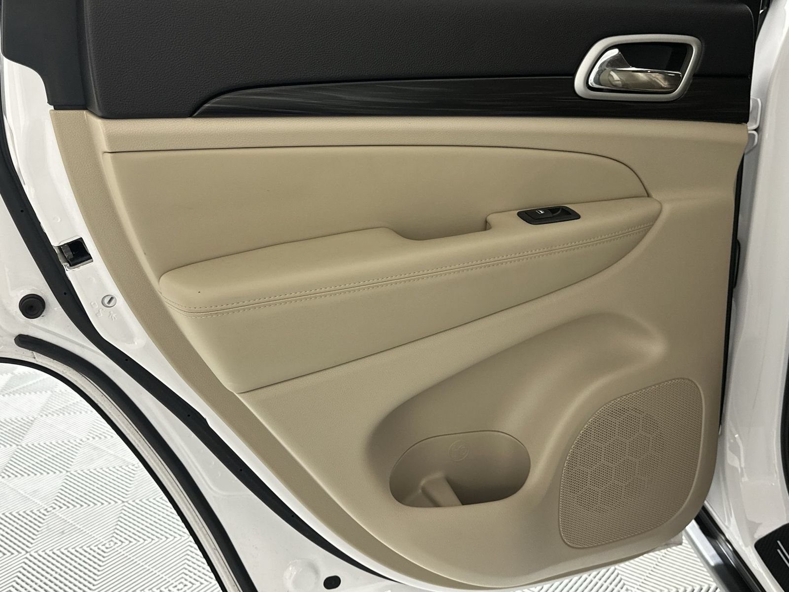 Used 2021 Jeep Grand Cherokee Laredo RWD image 30