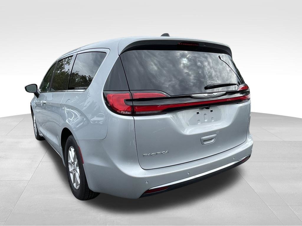 Used 2026 Chrysler Pacifica Select FWD image 5