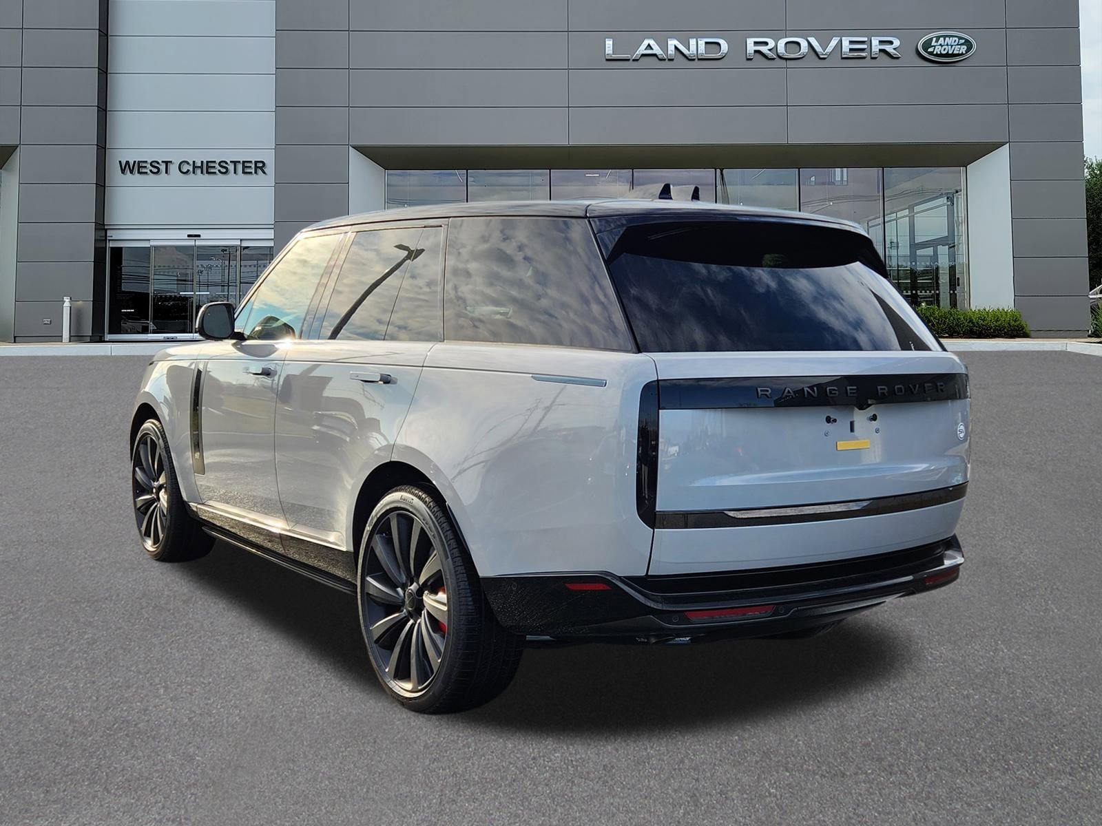 New 2026 Land Rover Range Rover SV image 3