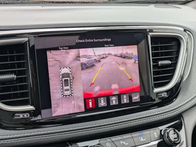 New 2027 Chrysler Pacifica Limited w/ Family Tech Group AWD/4WD image 23