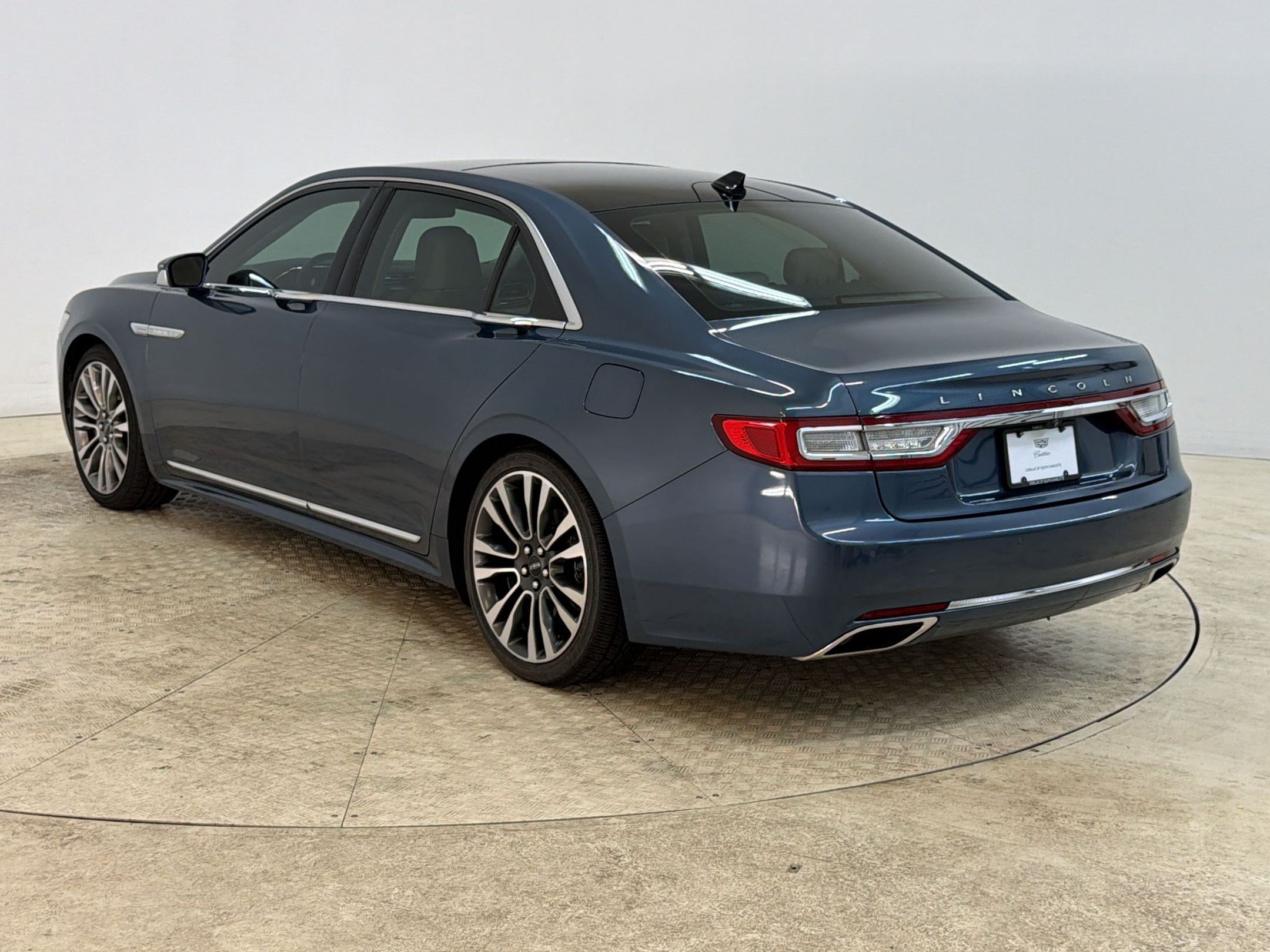 Used 2019 Lincoln Continental Select w/ Continental Climate Package FWD image 3