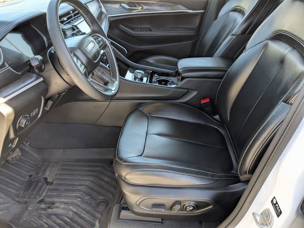 Used 2023 Jeep Grand Cherokee Limited w/ Black Appearance Package image 13