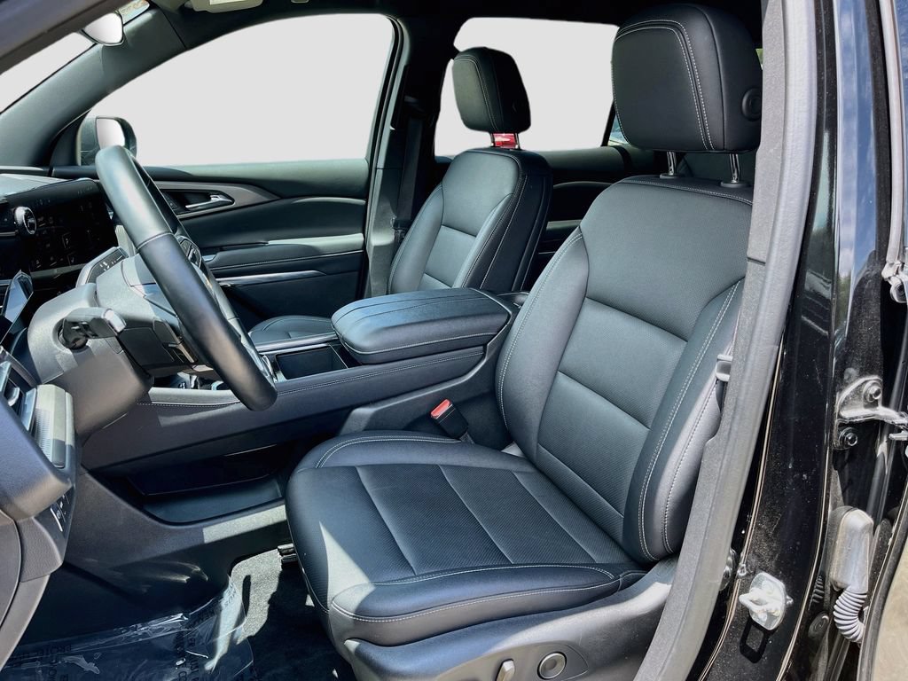 Used 2025 Chevrolet Traverse LT FWD image 15