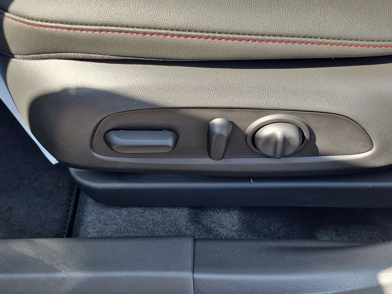 New 2026 Chevrolet Trax RS w/ Sunroof Package FWD image 35