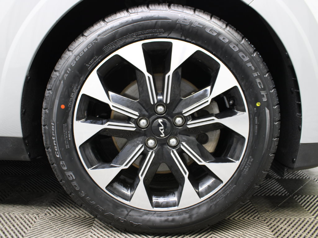 Used 2023 Kia Carnival EX FWD image 12
