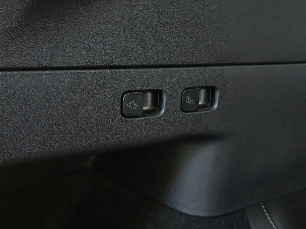 Used 2025 Tesla Model Y Long Range image 26