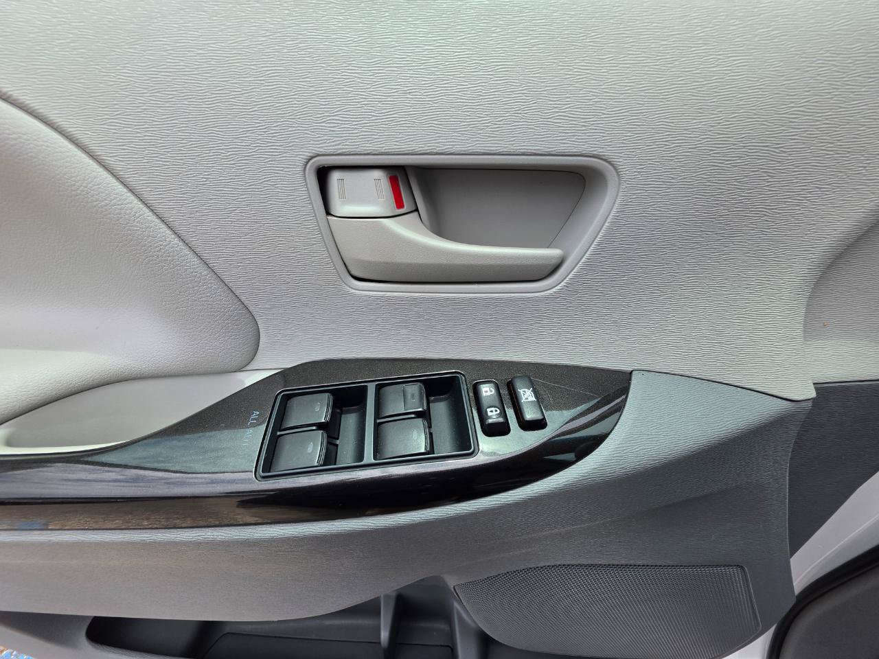 Used 2012 Toyota Sienna LE FWD image 13