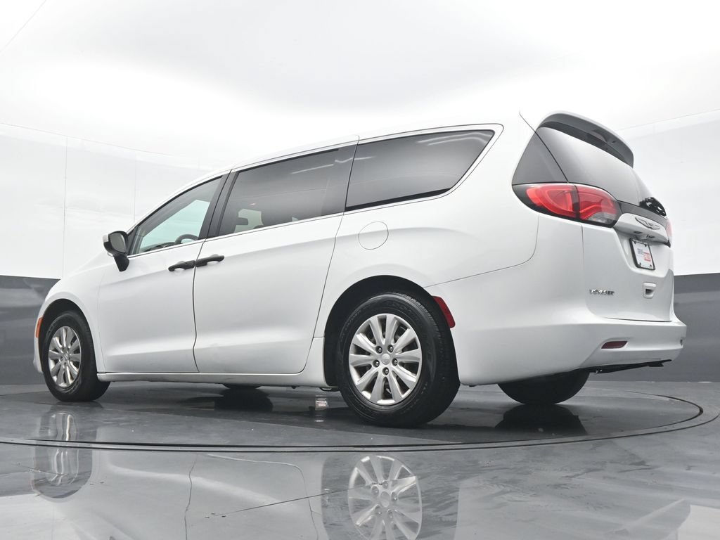 Used 2020 Chrysler Voyager L FWD image 29
