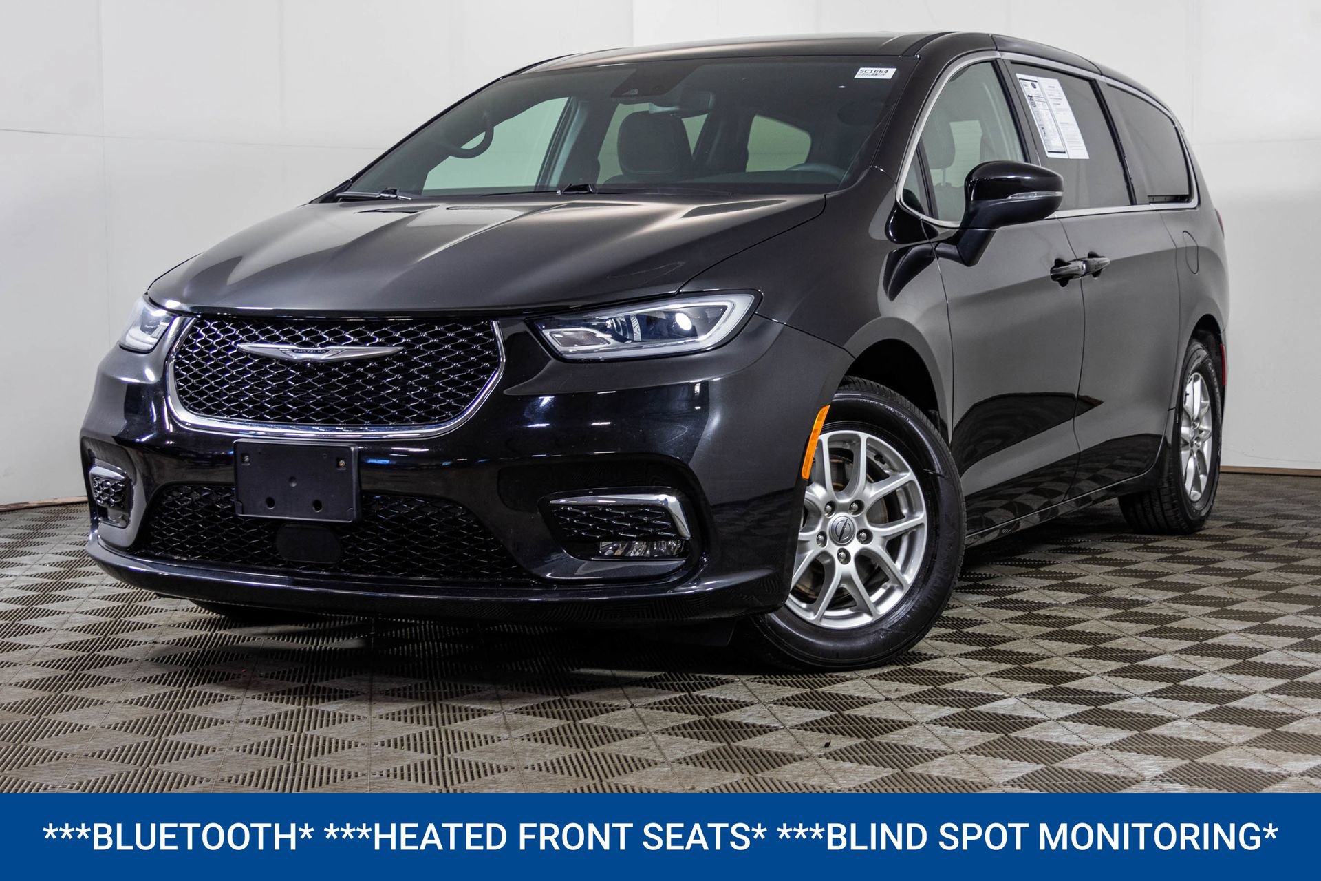 Used 2023 Chrysler Pacifica Touring FWD image 2