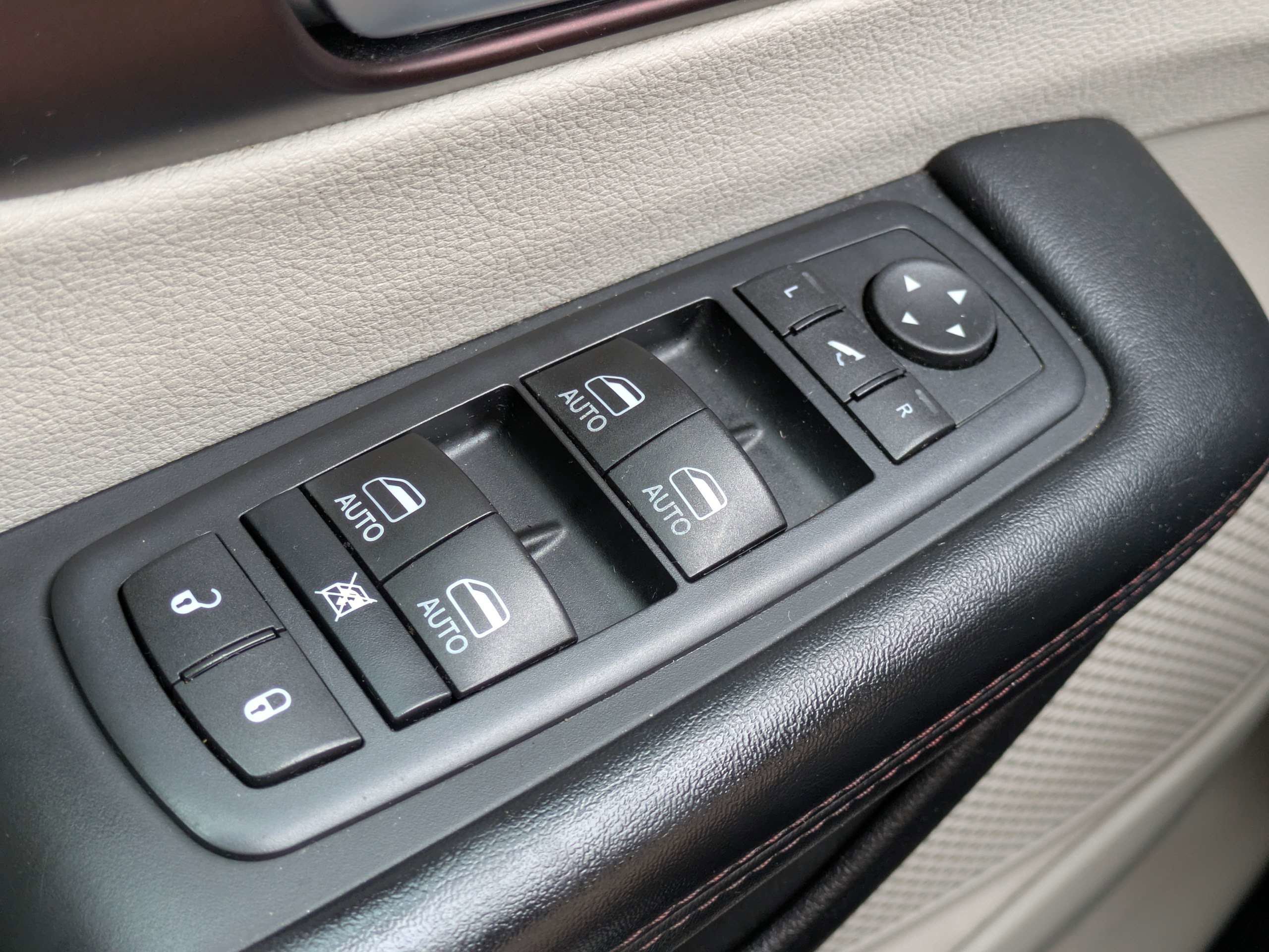 Used 2017 Chrysler Pacifica Limited w/ UConnect Theater Package FWD image 22