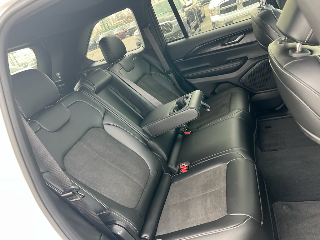 Used 2024 Jeep Grand Cherokee Altitude AWD/4WD image 19