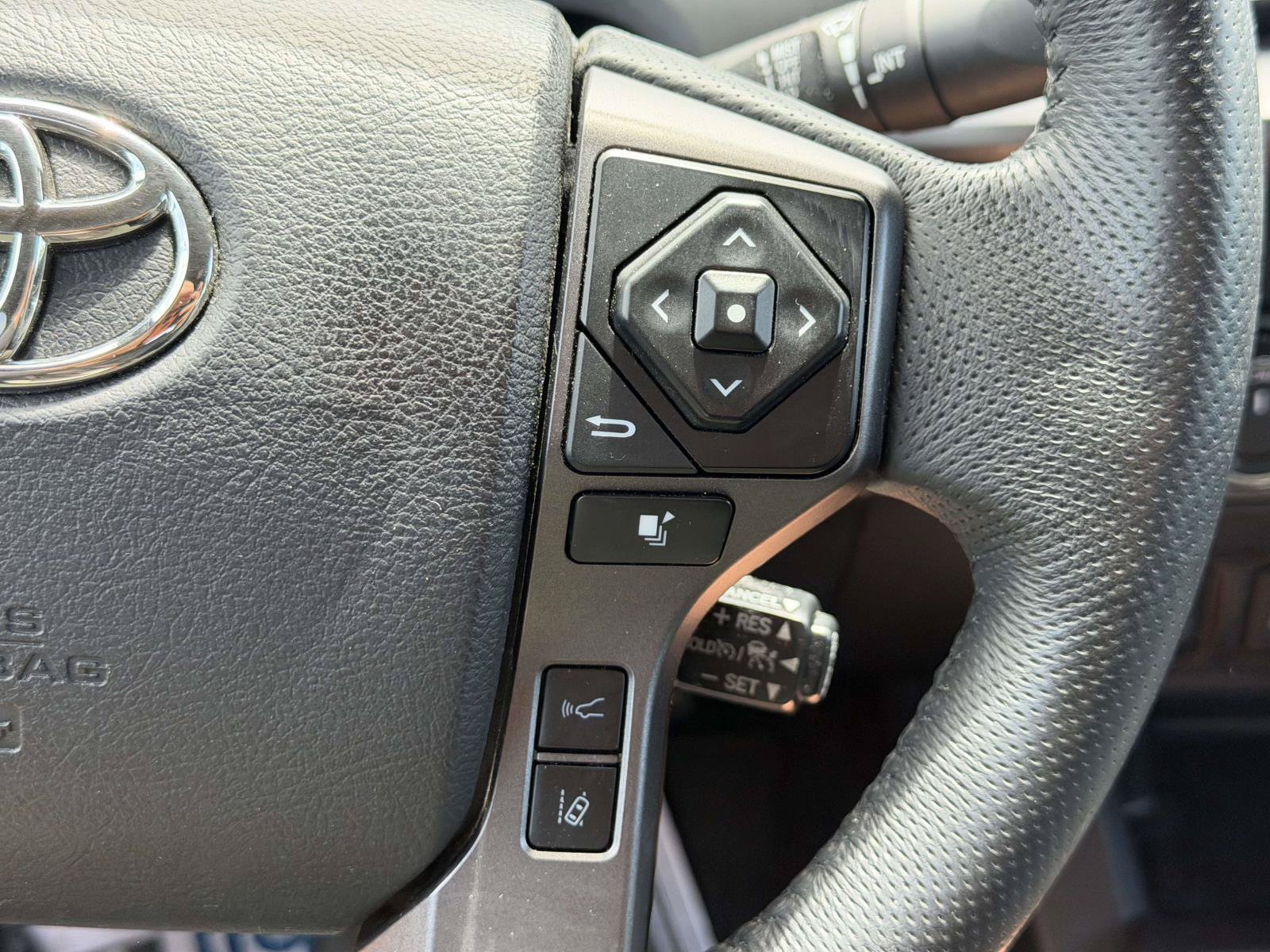Used 2022 Toyota Tacoma TRD Off-Road w/ Technology Package AWD/4WD image 26