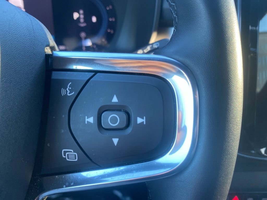 Used 2024 Volvo XC40 B5 Core image 17