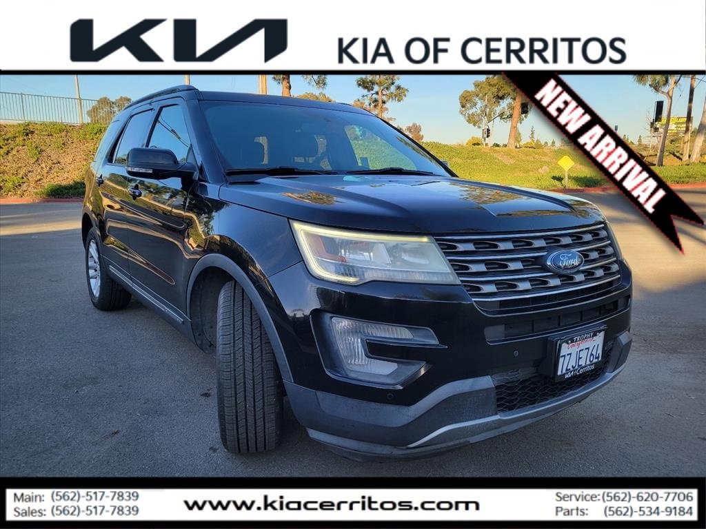 Used 2017 Ford Explorer XLT w/ Equipment Group 202A image 2