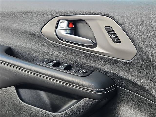 Used 2025 Chrysler Pacifica Select FWD image 11