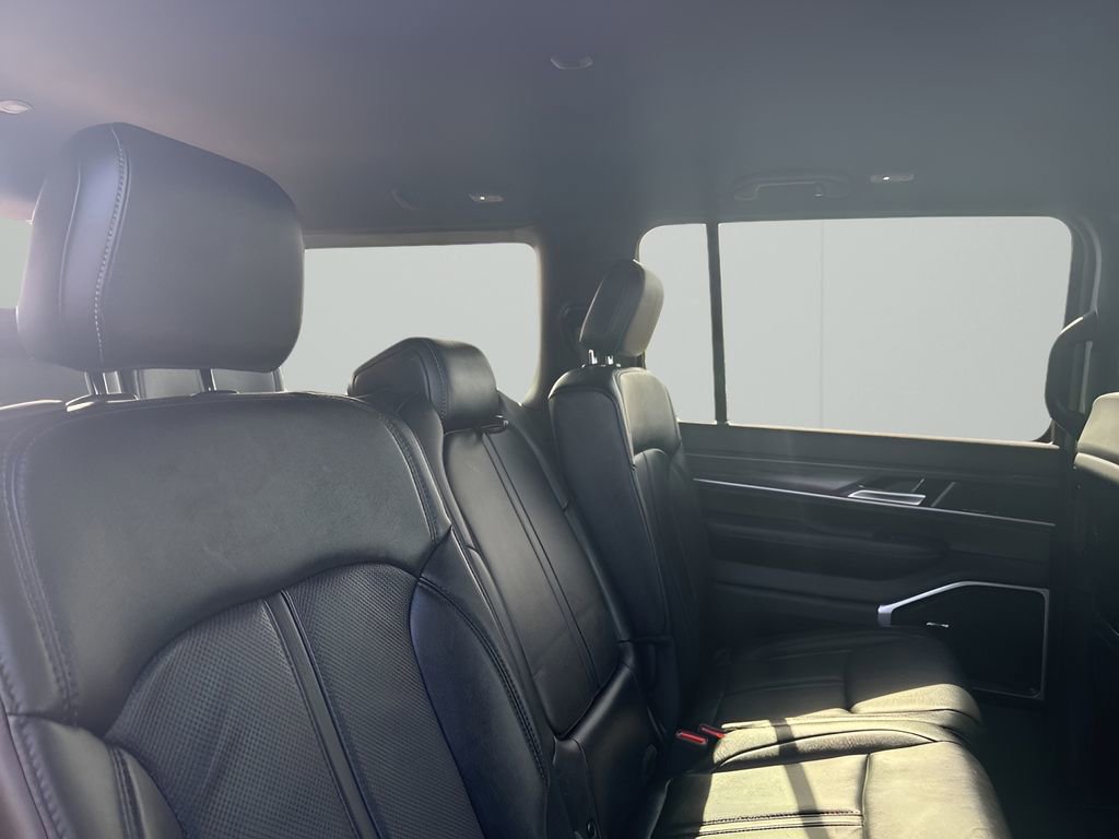 Used 2024 Jeep Wagoneer Series II w/ Flexible Seating Group AWD/4WD image 17