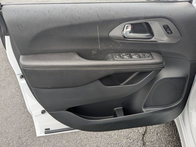 New 2026 Chrysler Pacifica Select AWD/4WD image 10