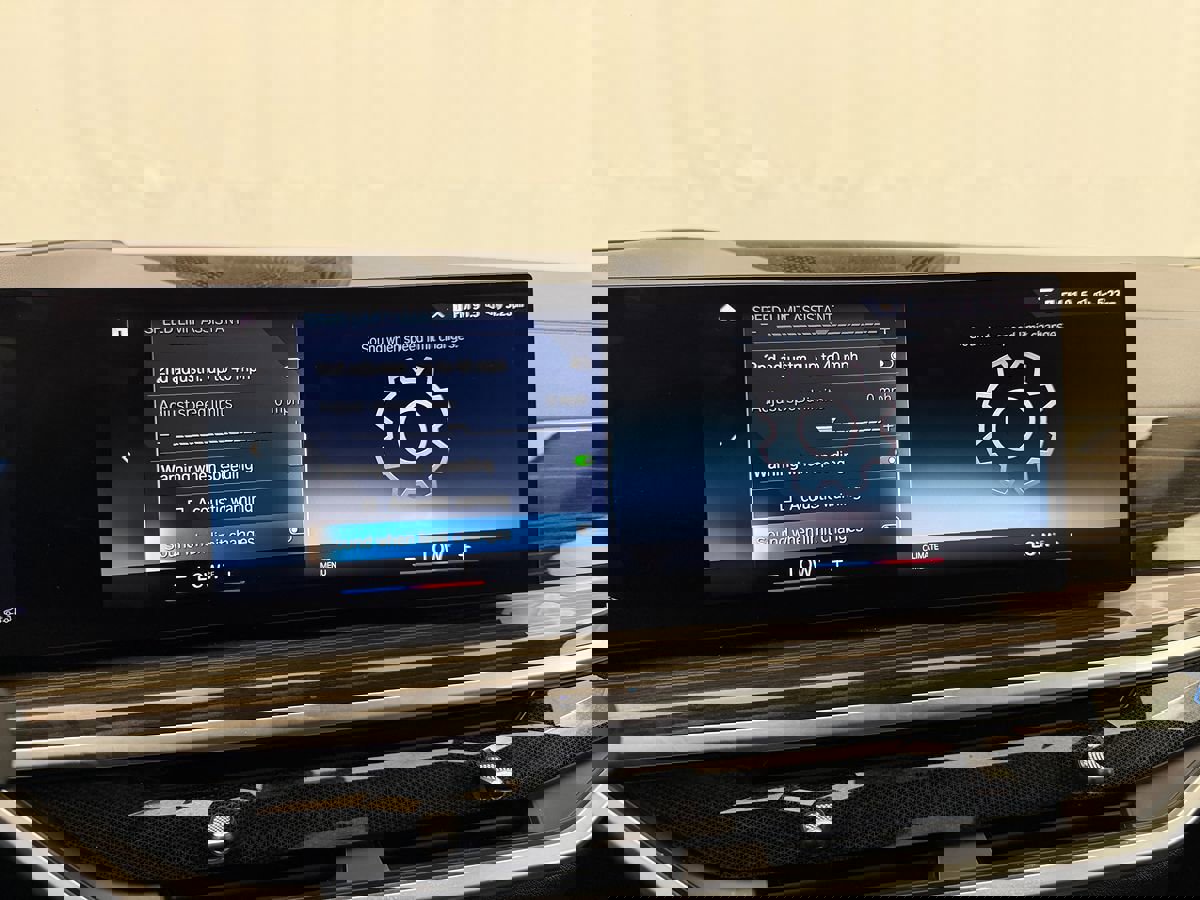 Used 2023 BMW X7 xDrive40i w/ Premium Package image 34