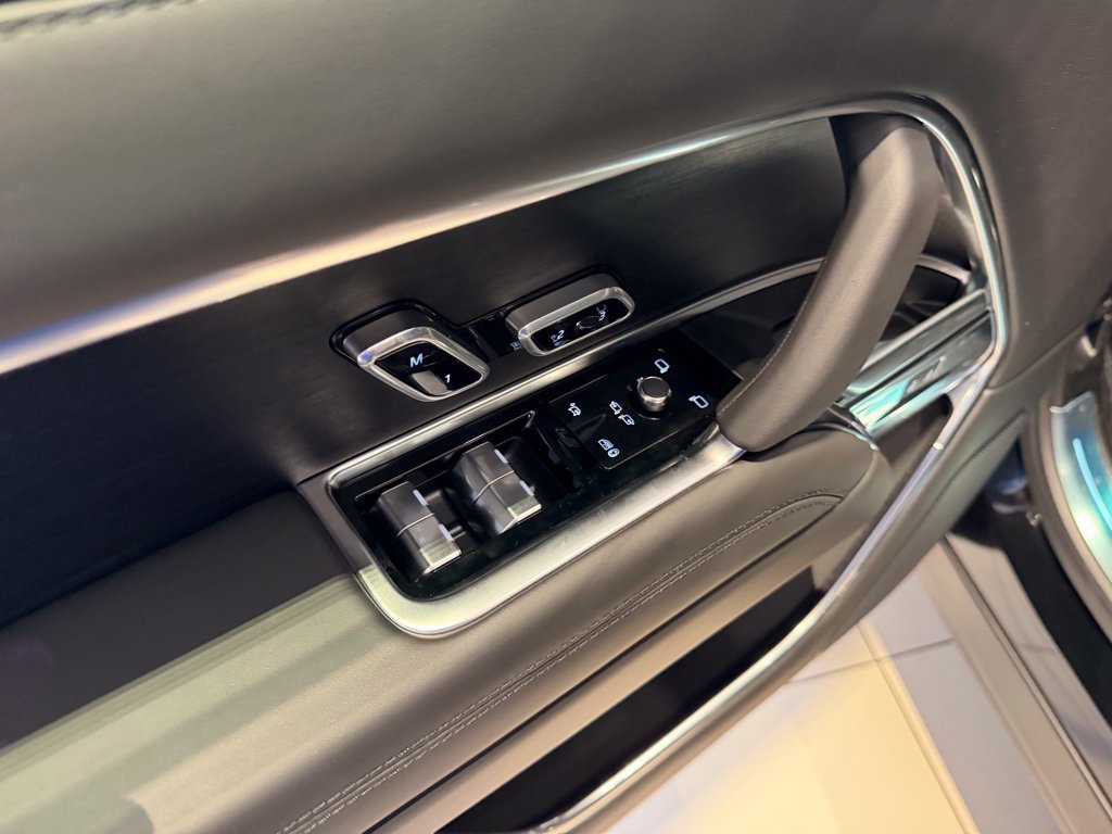 New 2025 Land Rover Range Rover SE AWD/4WD image 22