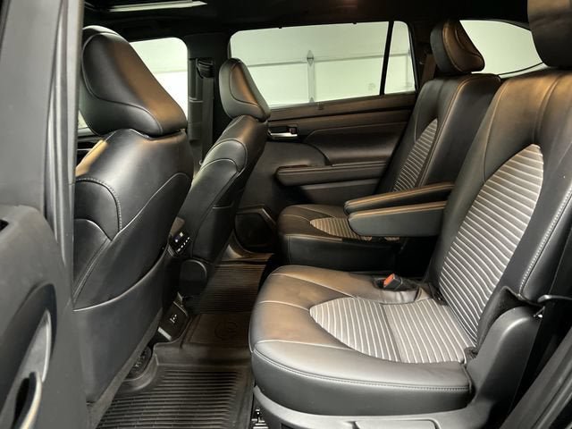 Used 2024 Toyota Highlander XSE AWD/4WD image 25