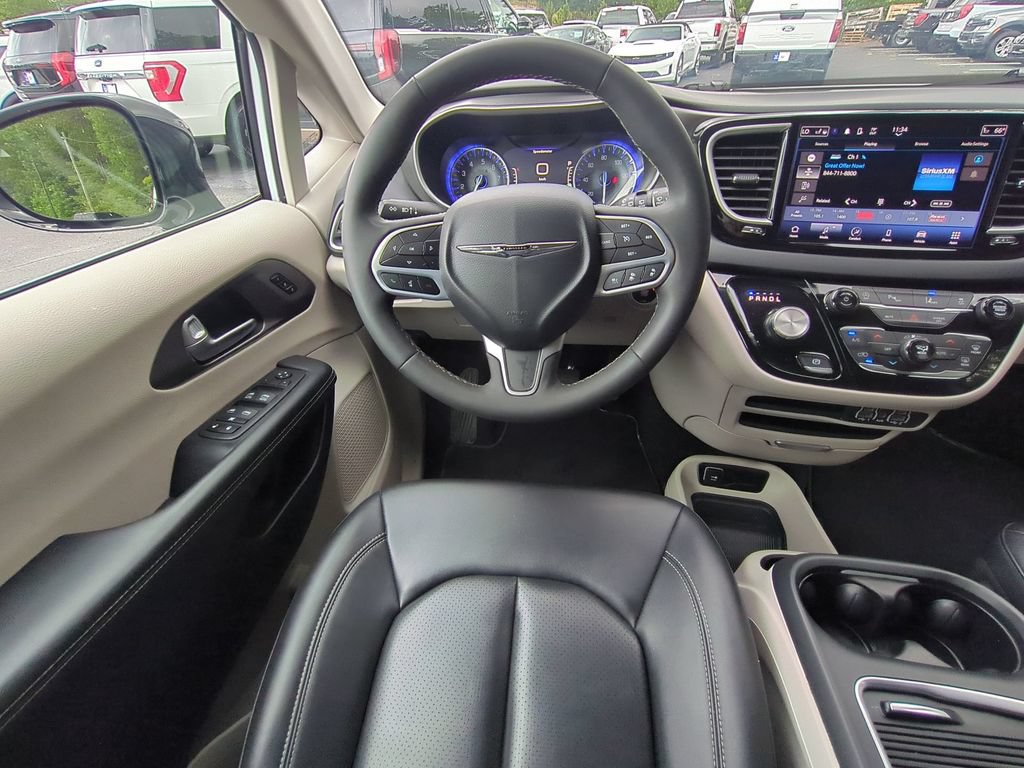 Used 2024 Chrysler Pacifica Touring-L FWD image 18