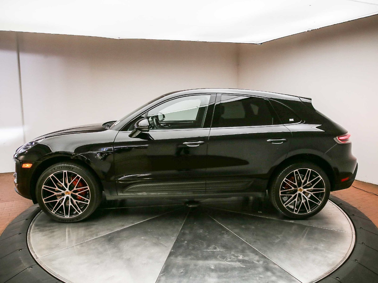 Certified 2022 Porsche Macan S AWD/4WD image 2