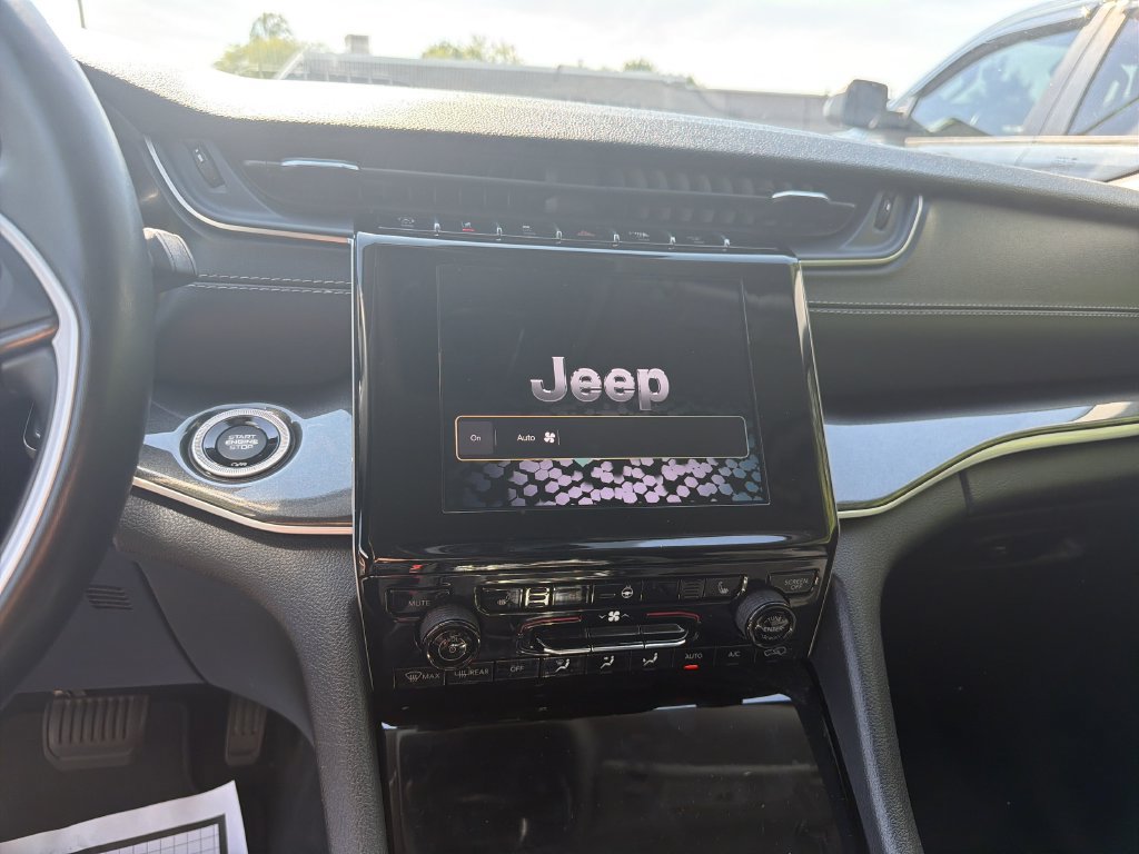 Used 2022 Jeep Grand Cherokee Laredo w/ Luxury Tech Group I AWD/4WD image 19