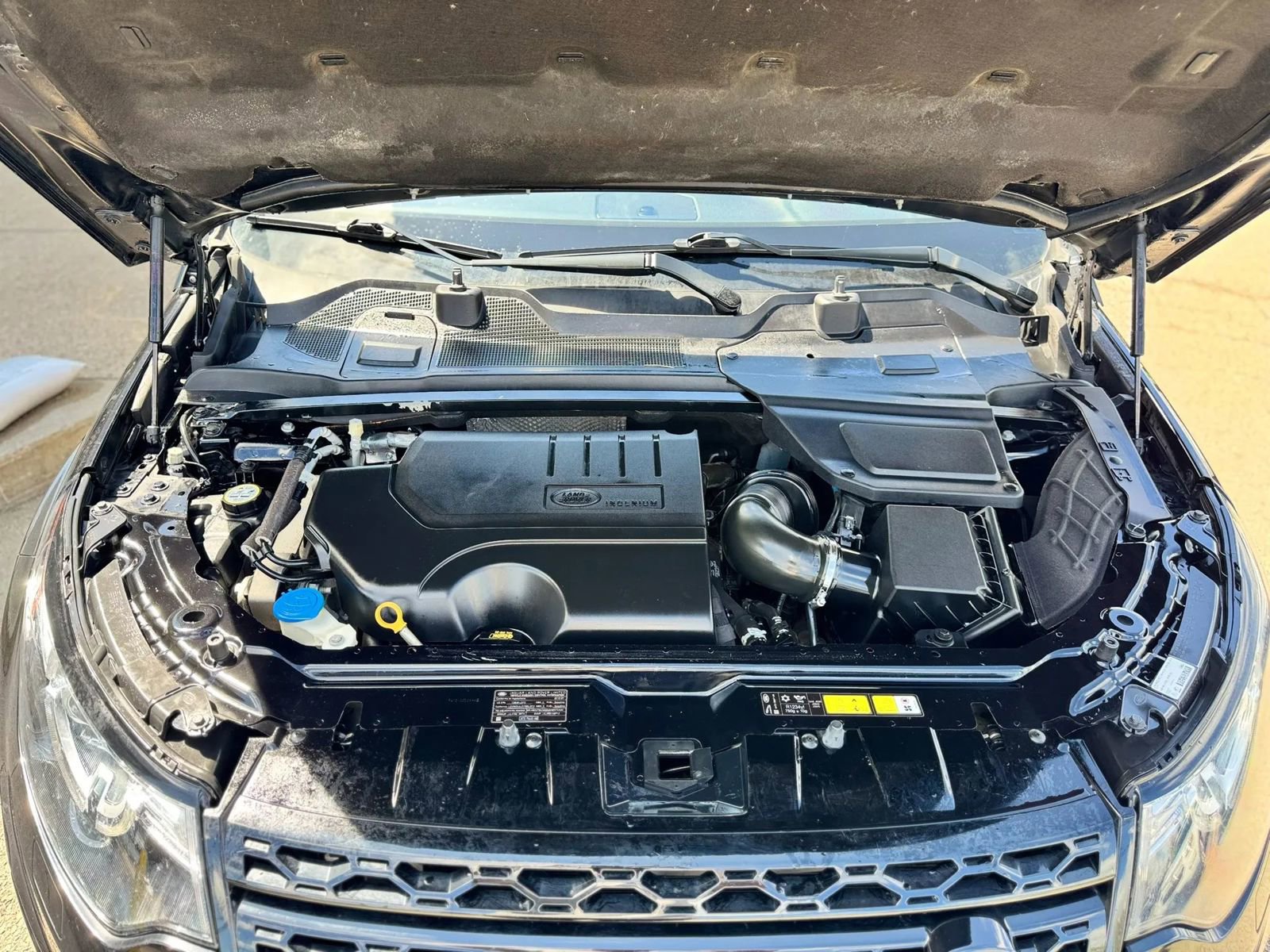 Used 2018 Land Rover Discovery Sport HSE image 32