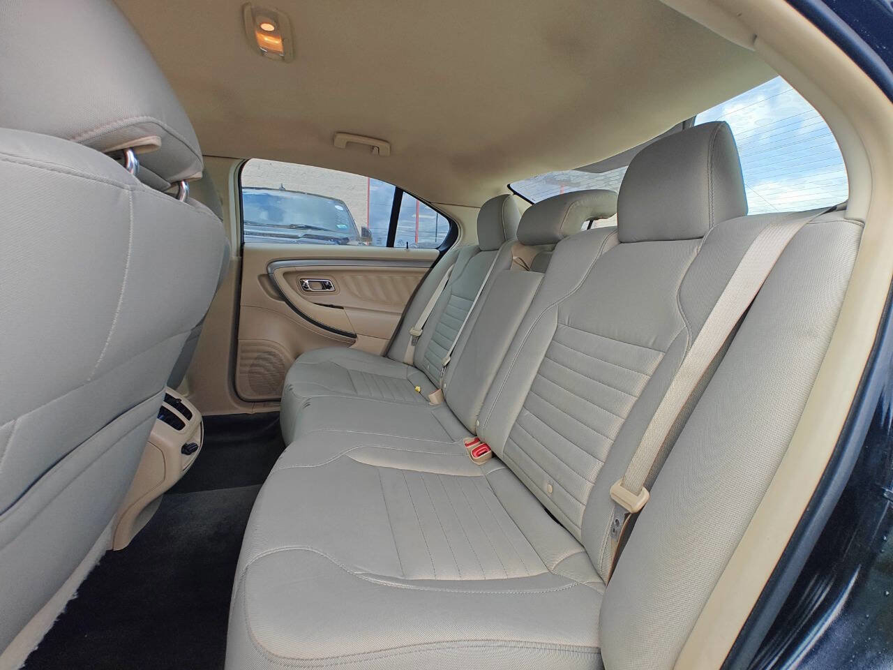 Used 2016 Ford Taurus SE FWD image 10