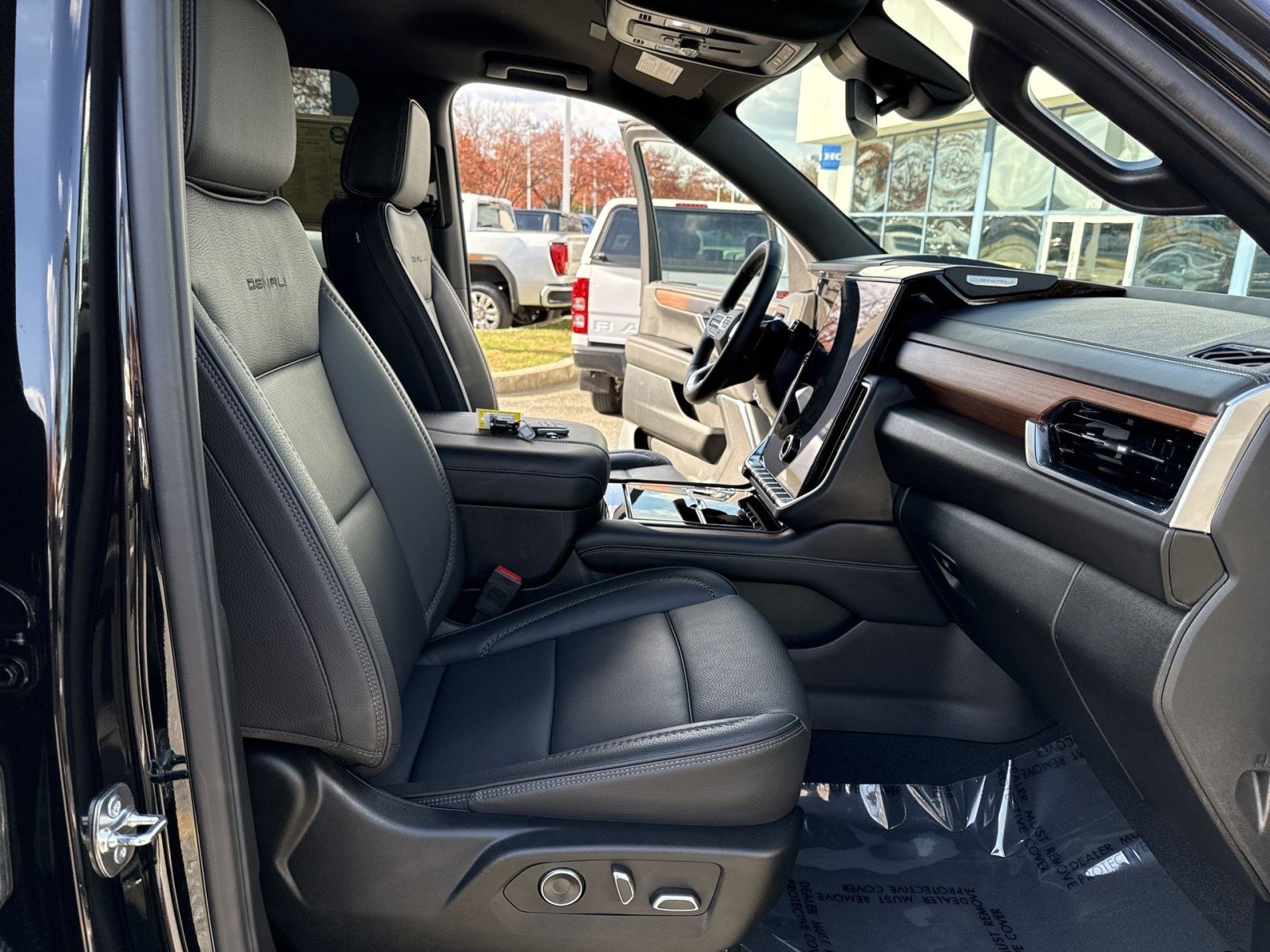 Used 2025 GMC Yukon XL Denali image 27