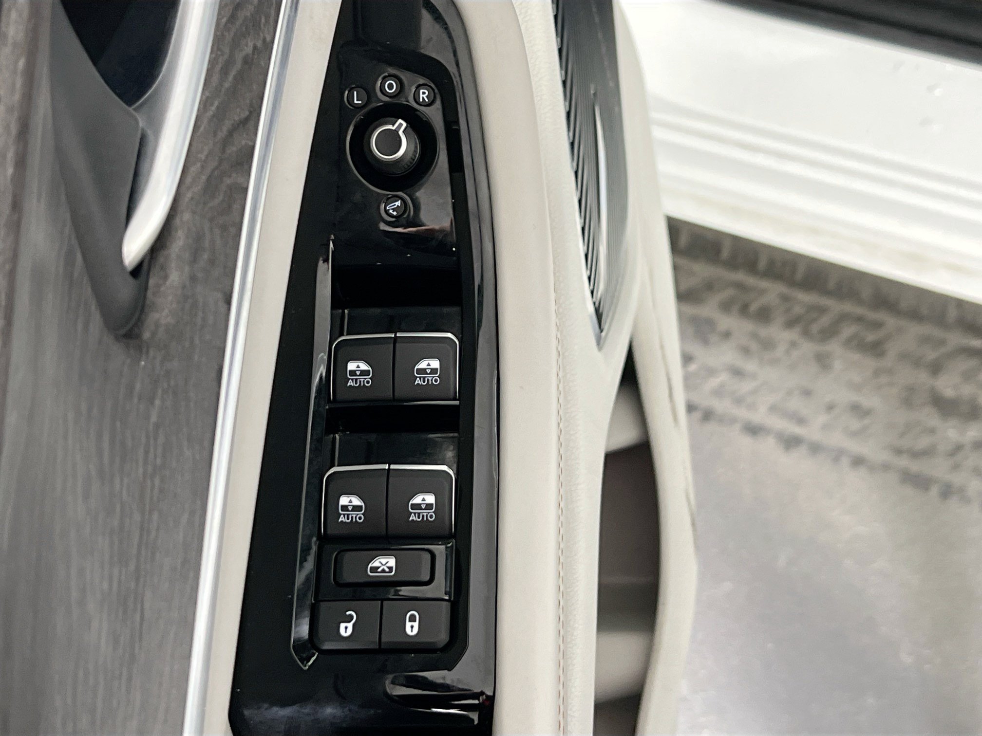 Used 2022 Jeep Grand Cherokee Overland AWD/4WD image 18