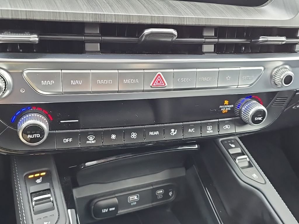 Used 2024 Kia Telluride SX Prestige w/ Towing Package image 17