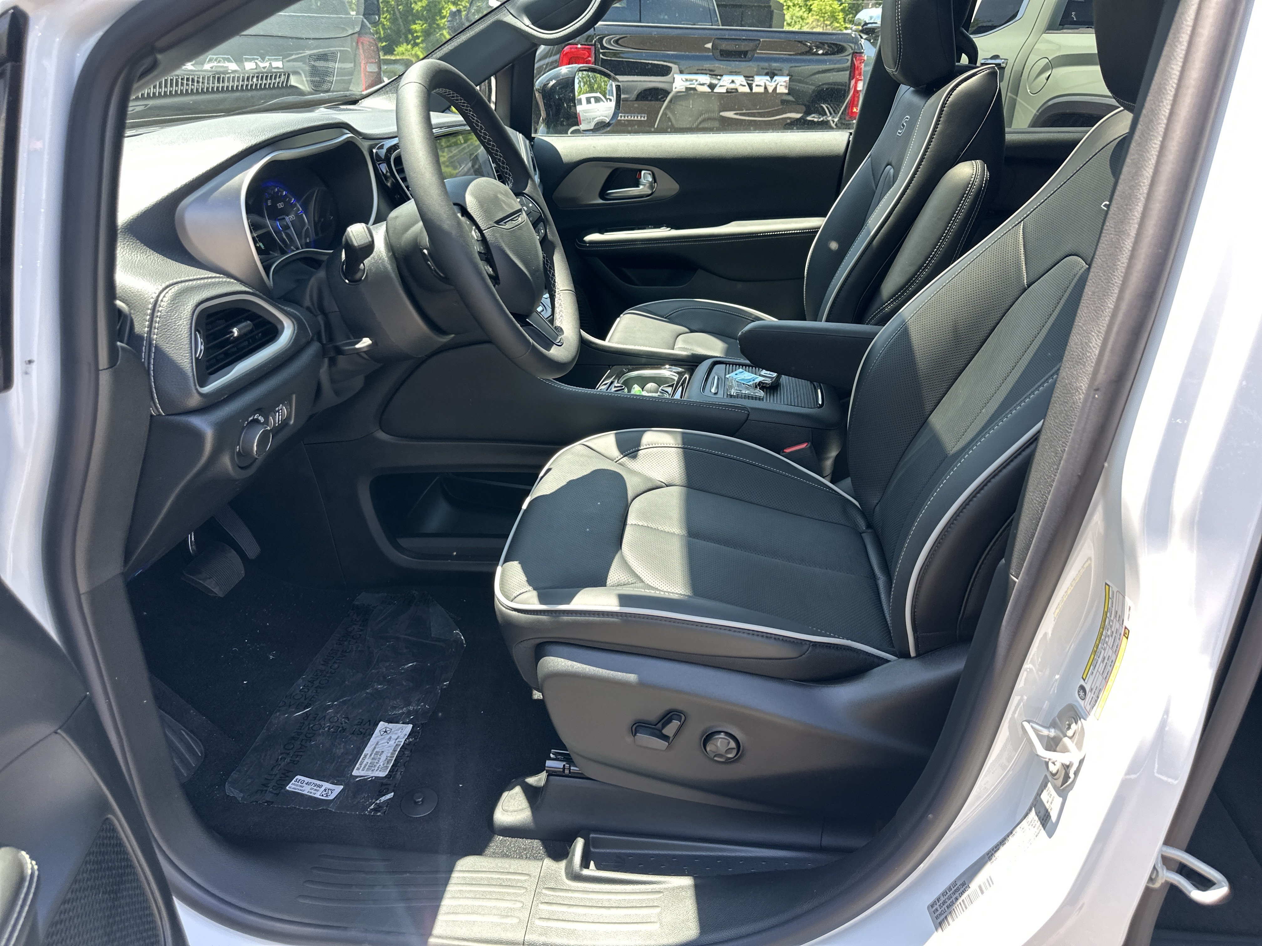 New 2027 Chrysler Pacifica Limited FWD image 18