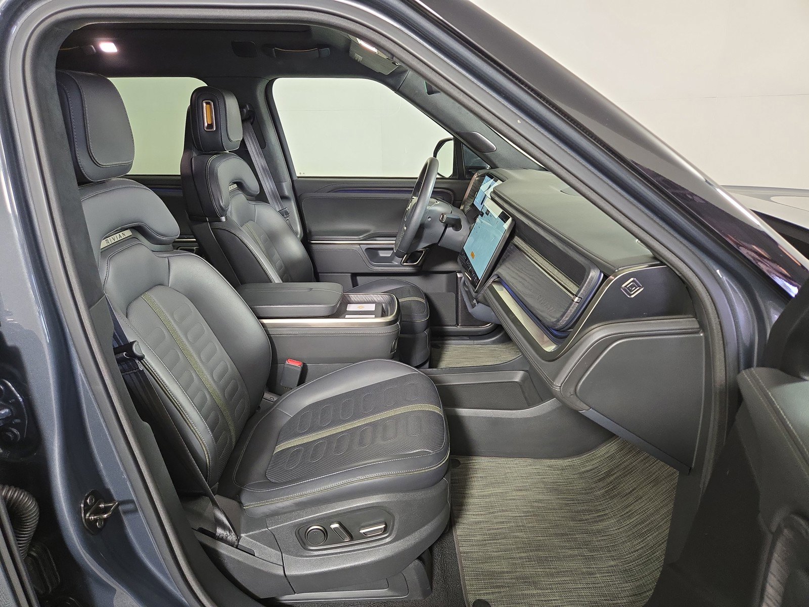 Used 2023 Rivian R1S Adventure AWD/4WD image 24