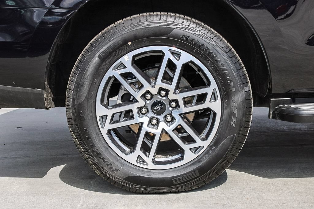 Used 2025 Ford Expedition Active AWD/4WD image 12