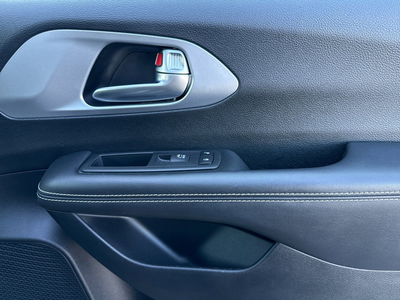 Used 2020 Chrysler Pacifica Touring-L w/ S Appearance Package image 18