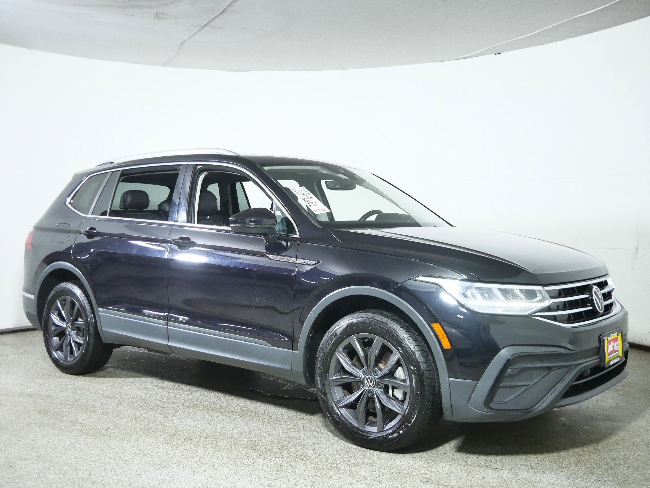 Used 2022 Volkswagen Tiguan SE w/ Panoramic Sunroof Package